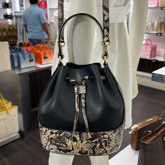 MICHAEL KORS 
Reed Md Pebbled Leather Belted Bucket Messenger Satchel Crossbody - Picture 14 of 16